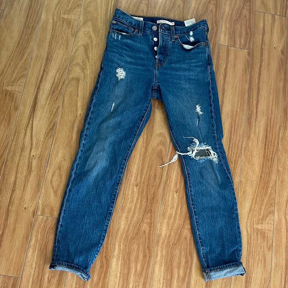 Levi’s Medium wash icon wedgie jeans size 24